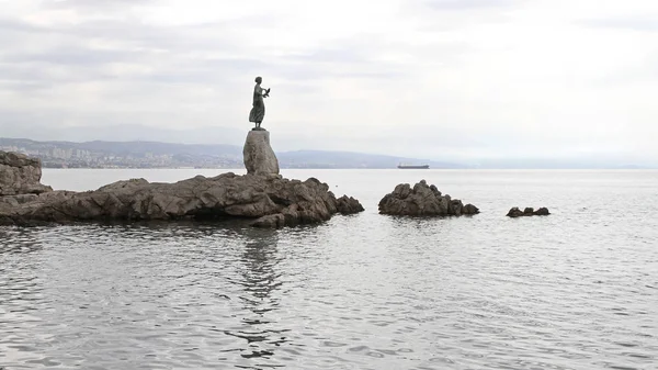 Opatija Chorwacja Czerwca 2010 Słynny Posąg Landmark Maiden Seagull Rock — Zdjęcie stockowe