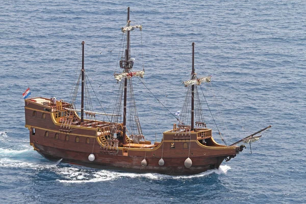 克罗地亚杜布罗夫尼克 2010年6月13日 克罗地亚杜布罗夫尼克缇的木制中世纪海盗船复制品 — 图库照片