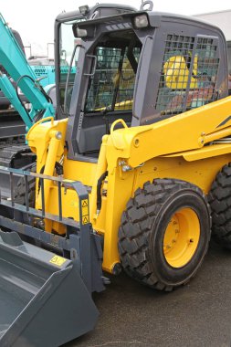 Skid steer ön yükleyici makine inşaat sahasında