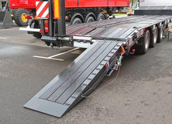 Zware Apparatuur Vervoer Flat Bed Trailer Met Laadbrug — Stockfoto