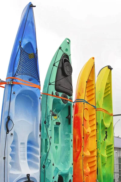 Sente Topo Caiaques Coloridos Mar Plástico Para Recreação — Fotografia de Stock