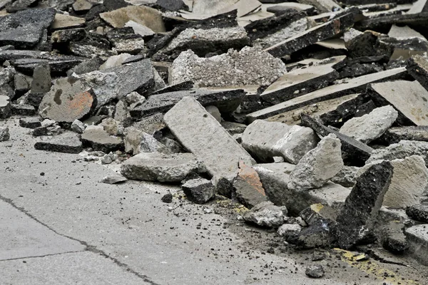 街道灾害中的沥青损伤与裂缝 — 图库照片