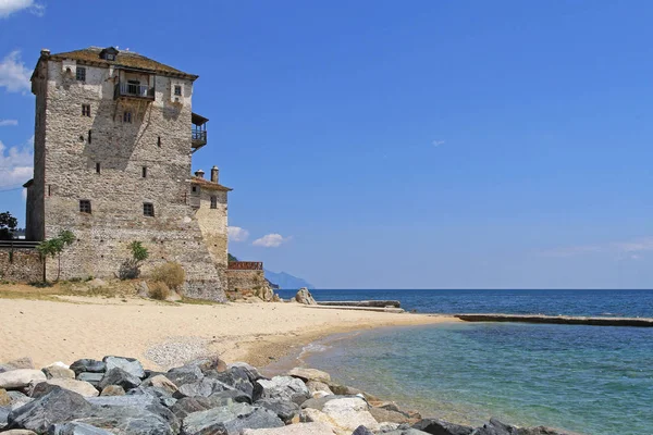 中世の Ouranoupoli 塔はギリシャのエーゲ海で — ストック写真