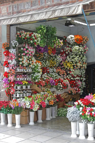 Yapay Plastik Çiçek Desenli Çiçek Dükkanında Demetleri — Stok fotoğraf