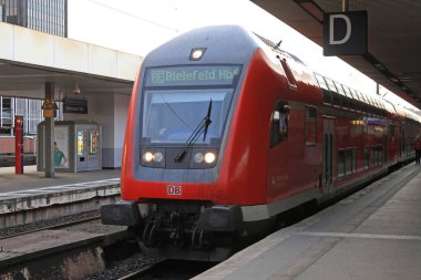 Hannover, Almanya - 06 Mayıs 2011: Kırmızı Db tren Bielefeld Station Hannover, Almanya adlı yolcular için.