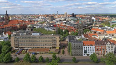 Hanover, Almanya - 3 Mayıs 2011: Almanya 'nın Hannover kentindeki New City Hall Binası' ndan Sunny Afternoon 'daki Hava Kenti.