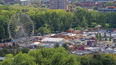 Hannover, Almanya - 03 Mayıs 2011: dönme dolap, Schutzenfest büyük Marksmens lunapark Hannover, Almanya.