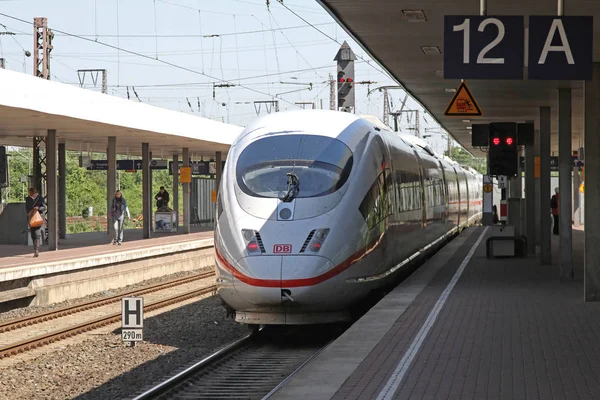Dusseldorf Alemanha Maio 2011 Fast Ice Intercity Express Train Station — Fotografia de Stock