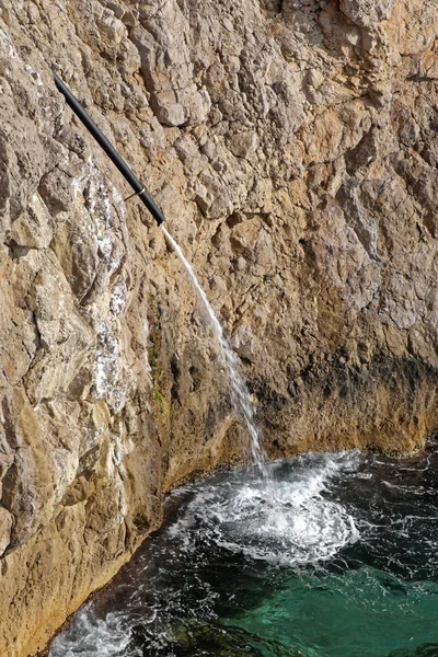Abwasserrohrentsorgung Mittelmeer — Stockfoto