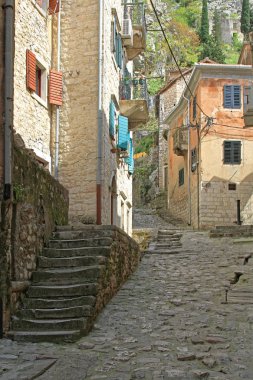 Eski Arnavut kaldırımlı sokakları ve merdiven Kotor Karadağ