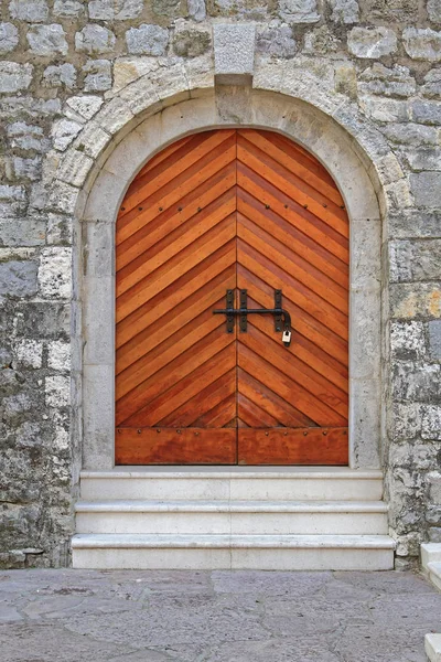 ブドヴァのモンテネグロのフォートの木製アーチ扉 — ストック写真