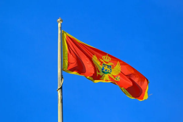 Montenegro Flagga Polen Flyger Vinden — Stockfoto