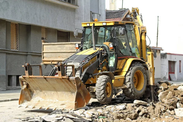 バックホウ ローダー掘り道路工事建設で — ストック写真