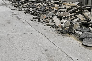 çatlaklar Street ile büyük asfalt zarar