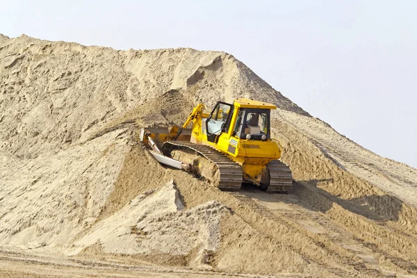 道路工事建設にトラック移動砂をブルドーザー — ストック写真