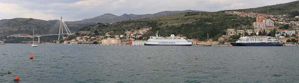 ドゥブロヴニク クロアチア 2011 フラニョ Tudjman 橋とフェリー船パノラマ クロアチア ドゥブロヴニクのポート — ストック写真