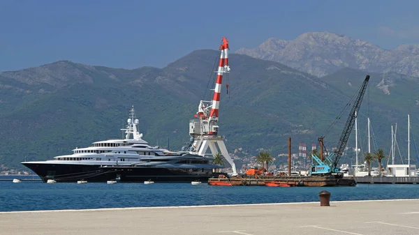 Tivat Montenegro April 2011 Luxusjacht Dock Und Großer Kran Porto — Stockfoto
