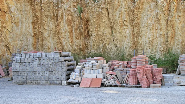 Πυλώνες Και Κεραμίδια Υλικό Σκυροδέματος Στο Εργοτάξιο — Φωτογραφία Αρχείου