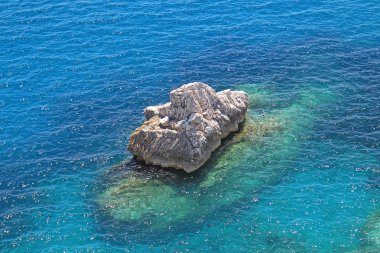 Büyük taş Rock mavi Adriyatik Denizi'nde havadan görünümü