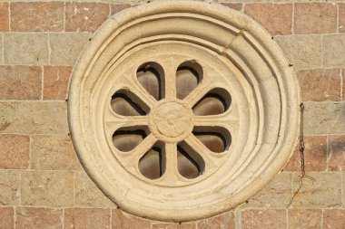 Ortaçağ kilise dış, yuvarlak gül pencere
