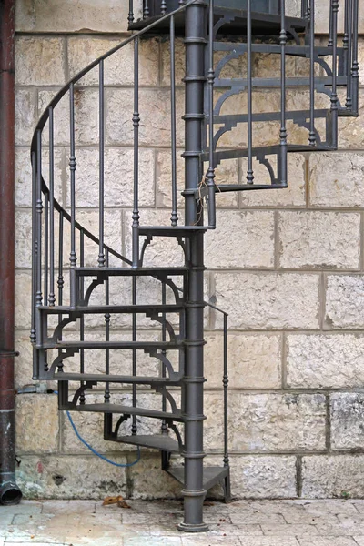 建筑外的金属螺旋螺旋楼梯 — 图库照片