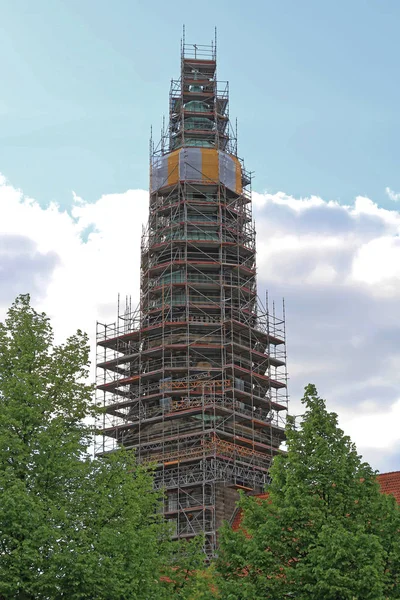 復元中に教会の塔で建設足場 — ストック写真