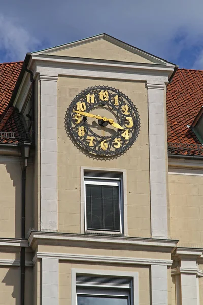 Klok Met Gouden Nummers Gebouw — Stockfoto