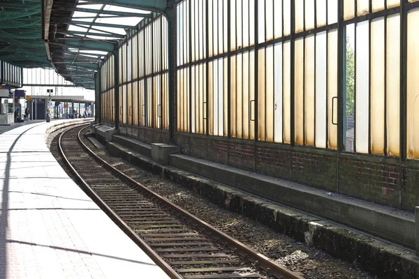 Almanya Tren Istasyonunda Boş Raylar Platformu — Stok fotoğraf
