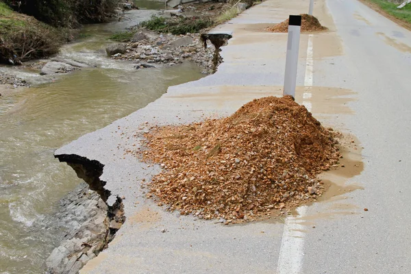 Gevaarlijke Weg Erosie Veroorzaakt Door Overstromingen Van Rivieren Ramp — Stockfoto