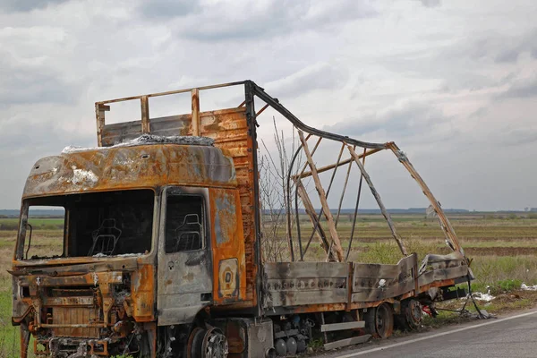 Camión Grande Destruido Infierno Fuego Lado Carretera — Foto de Stock