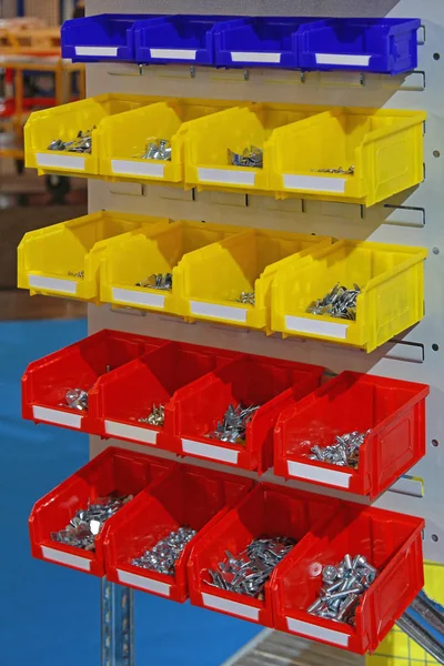 Coloridos Contenedores Clasificación Plástico Con Tornillos Tuercas Piezas — Foto de Stock
