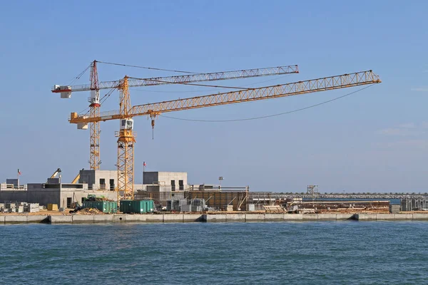 Guindastes Construção Proteção Seawall Lagoa Veneziana — Fotografia de Stock