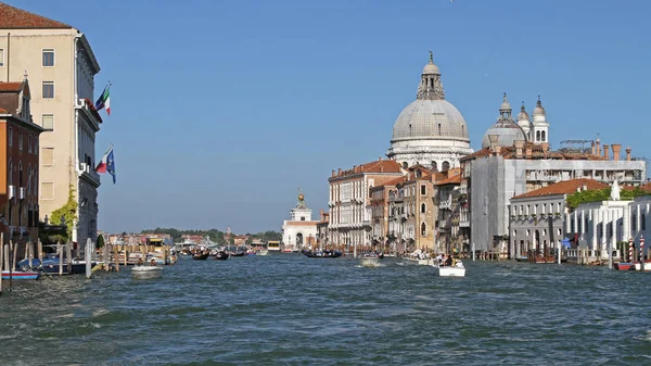 大运河和威尼斯的圣玛丽亚德拉敬礼大教堂 — 图库照片