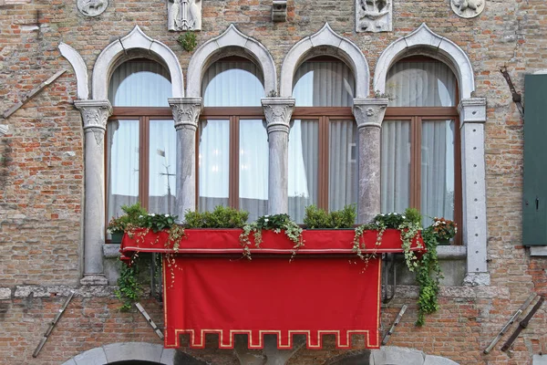 Traditionelle Fenster Mit Pflanzen Und Dekor Venedig — Stockfoto