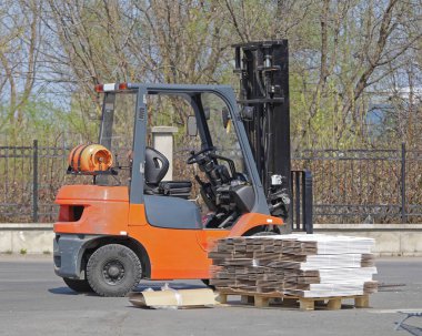 Gaz motorlu Forklift ve palet karton dış ile