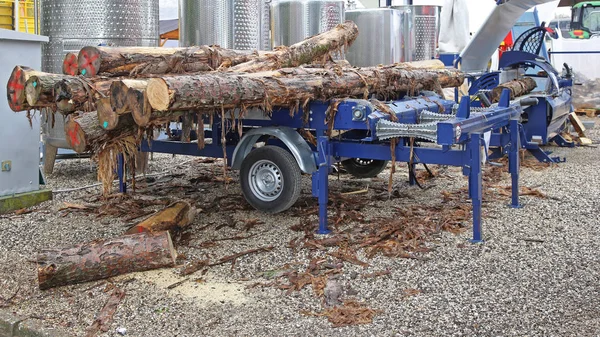 拖车移动锯磨机木工设备 — 图库照片