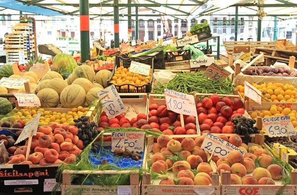 Venice Italië Juli 2011 Verse Groenten Fruit Boerenmarkt Venetië Italië — Stockfoto