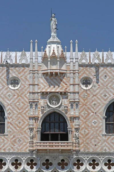 Венеції Липня 2011 Статуя Юстиція Верхній Частині Прийомів Палац Венеції — стокове фото