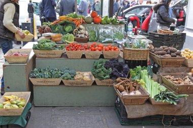 London, Büyük Britanya - 18 Kasım 2011: taze sebze ve meyveler Borough Market Londra, İngiltere.