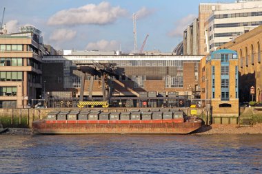 London, Büyük Britanya - 18 Kasım 2011: Cory çevresel atık yönetimi kapsayıcılar ve mavna at Walbrook Wharf Londra, İngiltere.