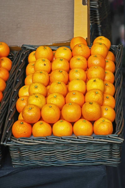 Neatly Arranged Oranges Rattan Basket — Stock Photo, Image