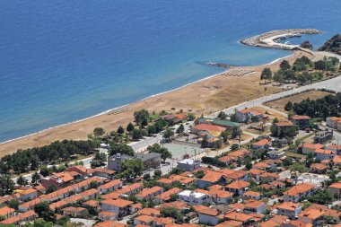 Stratoni, Yunanistan - 27 Haziran 2011: Ege Denizi Sahili Chalkidiki yarımadanın Stratoni, Yunanistan.