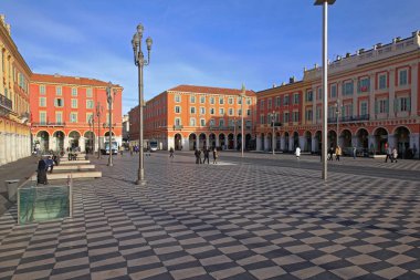 Nice, Fransa - 21 Ocak 2012: kış gününde Nice birkaç yayalar ile şehir meydanı Place Massena, Fransa.