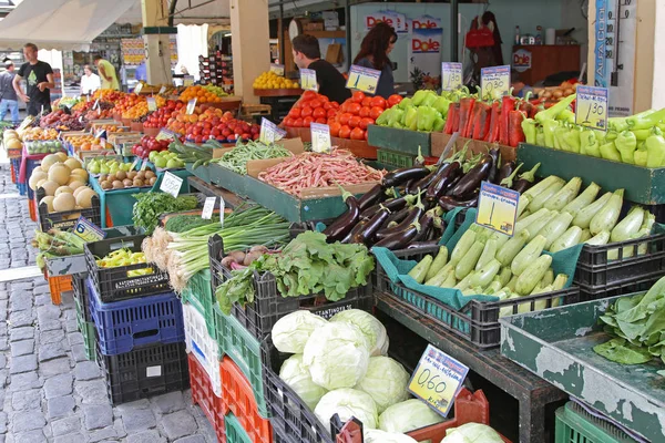 希腊塞萨洛尼基 2011年7月1日 希腊塞萨洛尼基莫迪亚诺农贸市场的新鲜蔬菜和水果 — 图库照片