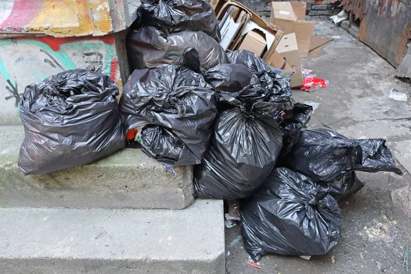 Czarny Śmieci Worki Śmieci Śmieci Przy Ulicy — Zdjęcie stockowe
