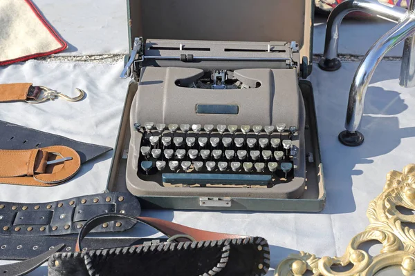 Tragbare Oldtimer Schreibmaschine Auf Dem Flohmarkt — Stockfoto