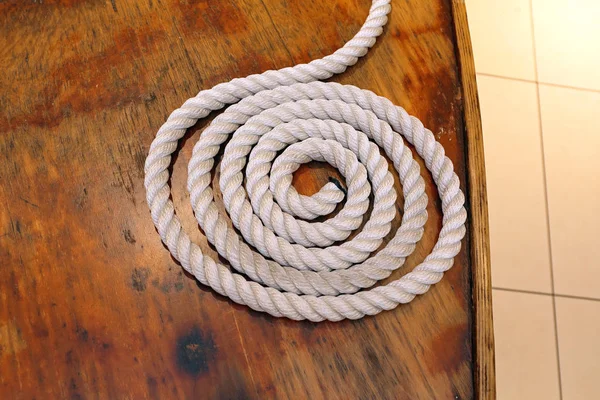 Верёвка Катушке Деревянной Палубе — стоковое фото