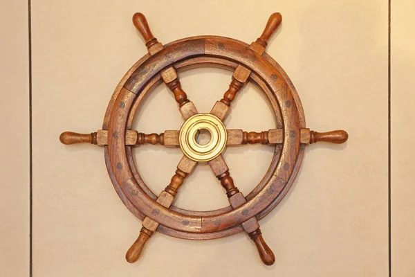 复古风格的木制船方向盘 — 图库照片
