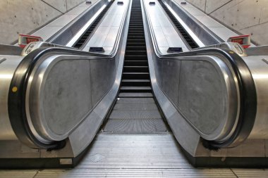 Yeraltı yürüyen merdiven Conveor metro tren istasyonu