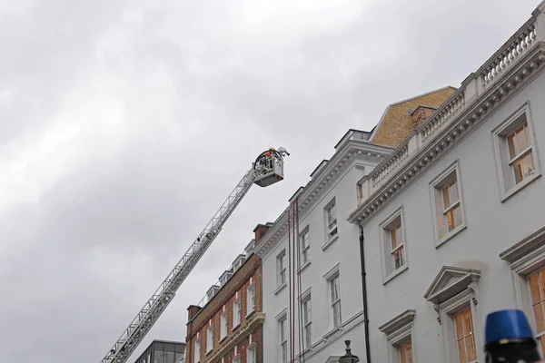 Feuerwehrleute Der Teleskopausleger Drehleiter — Stockfoto